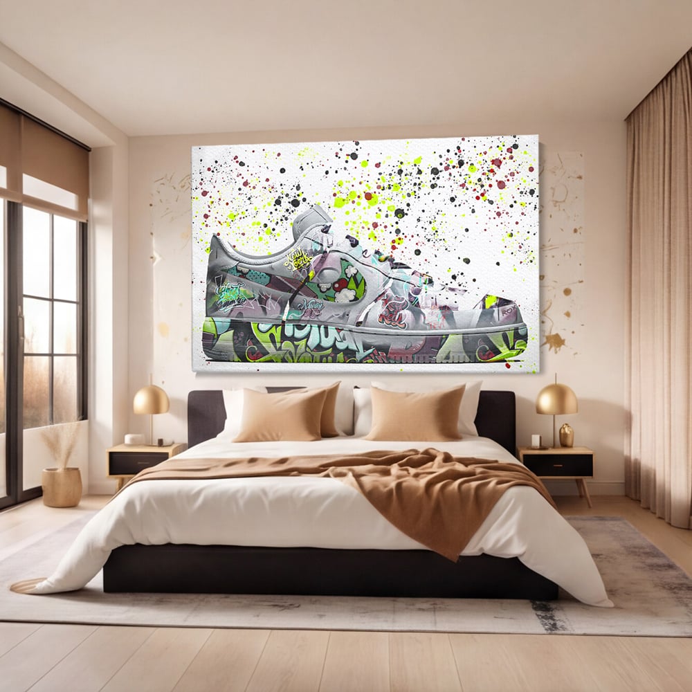 Tablou canvas cu tablou canvas cu adidasi graffiti, fara rama, pe sasiu de lemn, pe perete intr-un dormitor
